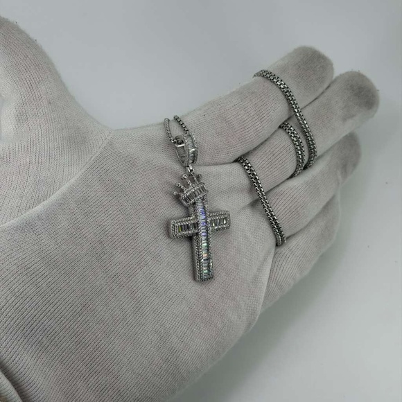 925 Sterling Silver White Gold Dipped Crown Cross Pendant CZ Iced Approx 10g - Picture 9 of 11